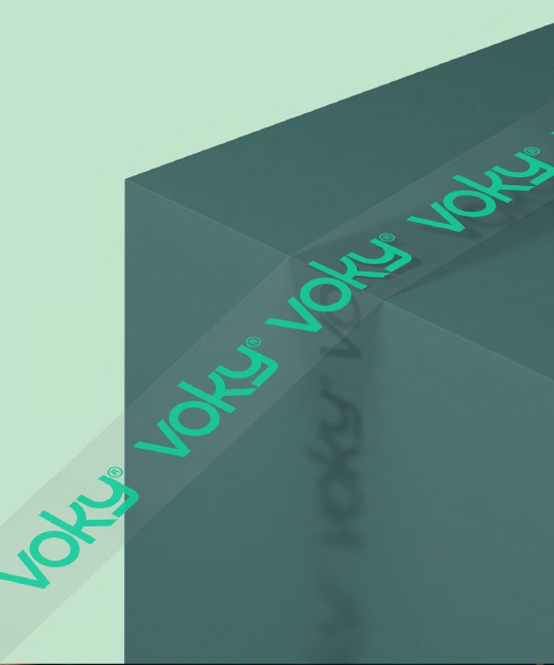 En grön kartong med Voky brandad tejp